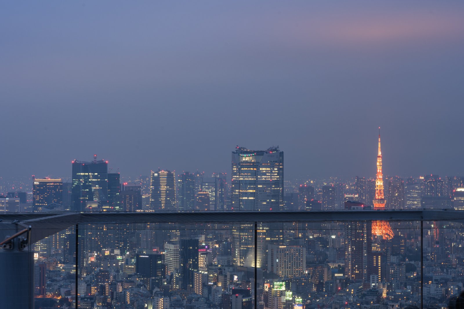 วิวโตเกียวยามเย็นจากจุดชมวิว SHIBUYA SKY