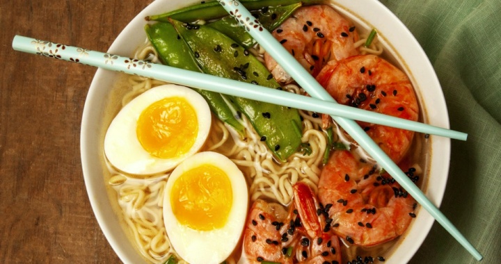 ร้านอาหารฟุกุโอกะ 2026 รวมพิกัดของกินเด็ด ฮากาตะราเมน หม้อไฟไส้วัว และซุ้มยาไตริมทาง